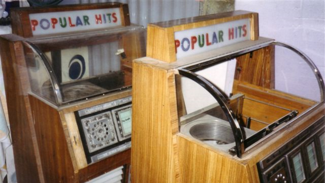 Musicola M12/10C - Light and dark available veneer finishes